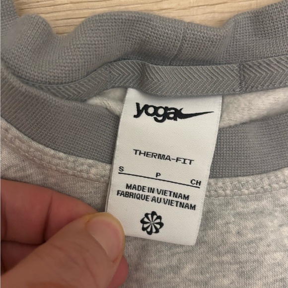 Gray Nike Crewneck Pullover Nike Yoga Thermafit Lightweight Shirt Size Small - Picture 6 of 10